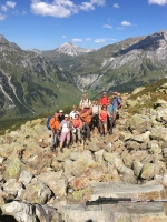 Bild: Meine Wandergruppe auf dem Weg zur Kaltenberghütte mit Blick zum Flexenpass